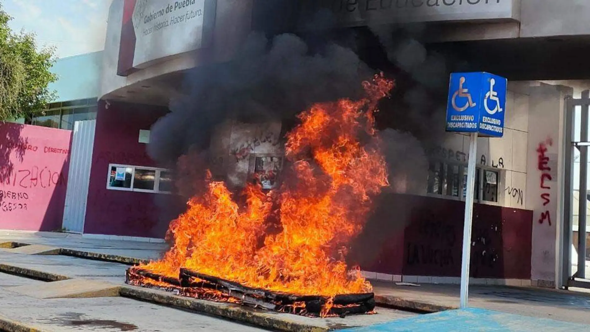 queman colchon en sep por protesta